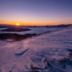 美幌峠からの日の出。雪面にできたシュカブラの陰影が最も美しくなる瞬間です。
−10℃以下の突風が吹き荒れるので、防寒対策必須です。