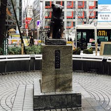 ハチ公像
田舎者の私でもここが待ち合わせ場所になっていると知ってるくらい有名なハチ公像。
外国の旅行者もハチ公像と写真を撮ってました。