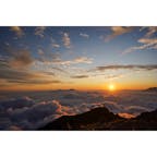 木曽駒ヶ岳の山頂から撮った1枚。
雲海に沈む夕日は格別です。