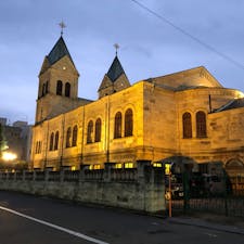【栃木・宇都宮】松が峰教会
大谷石を使った松が峰教会。降り頻る雨、うす暗い空の中で光る姿には思わず息を呑んでしまいました。
