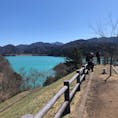 神奈川県の宮ヶ瀬湖。水がやたらエメラルドグリーンでまーーーじ綺麗でした。写真では伝わりきらないえぐみのある綺麗さ加減。