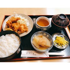 七条通 割烹 いいむら
お昼は サービスランチで
税込700円でした。この日はやわらか鳥の唐揚げと大根と京油揚げの煮物。日替わりメニューなので また行ってみたい。お店の方もとっても親切です。