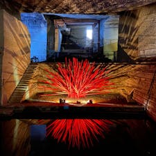 仮屋崎省吾さんの作品ぽいな〜と思ったら本当にそうでした。以前ここで作品展をして、そのときの作品をそのまま寄贈されたそう。この独特の空間にものすごくマッチしてました。#大谷資料館