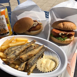 西伊豆、戸田の道の駅、くるら戸田でとった昼食。マグロカツバーガーも美味しいけれど、メヒカリ（深海魚）のフライがあっさりほくほくしていて、お勧めです。