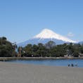 静岡県沼津市大瀬崎から見た、駿河湾と富士山。砂利浜なので歩きづらいけど、水の透明感は抜群でした。