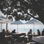 みなさんこんにちは！
世界中でコロナウイルスが蔓延しているいま、大好きな旅が規制され苦しいですが、一緒にこの苦境を乗り越えていきましょう😆

さて、今日の写真はNZのある島で撮影したものであります。その名も「ワイヘケ島」です！
中心地オークランドからフェリーで約50分先にある小さな島です🇳🇿

ワイヘケ島はワイナリーが多く存在し、ワイナリーツアーが有名なんですよー！🍷
私も現地のワインを試飲してみましたが、どれも格別の味でした！！

ワインを楽しんだ後は綺麗な海辺でランチを楽しみたいと思い、外でランチを食べることができる店に行きました。それがこの写真です。

心地良い気候に恵まれ、綺麗な海を見ながらランチを過ごすほど幸せな時間はないと思います🍽
みなさんも是非行ってみてくださいね！

少しでも良いなと思ったらいいね、フォローよろしくお願いします😆