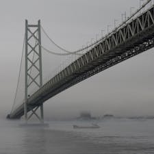 海霧に浮かぶ明石海峡大橋