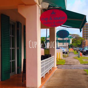 グアム　ハガニアにある
【Cup & Saucer】
シナモンロールの有名なベーカリーショップ。

ピンク,ブルー,ホワイトの外観が可愛い

#グアム#ハガニア#シナモンロール