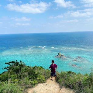 みなさんこんにちは！
沖縄の大学生、またきちです😆
今日は自分の地元、沖縄の絶景紹介をしたいと思います！！

この写真は沖縄県の北部に位置する名護市で撮影されたものです🌊

森の中を進んでいくとこの場所に辿り着き、そこから見るあまりにも美しい海に魅了され、沖縄の海の素晴らしさを実感しました😆

場所は詳しくは言えませんが、名護市東部の方に行くと、この絶景を見ることができます👀

コロナが落ち着いたらみなさん沖縄に遊びに来てくださいね😆

もしこの投稿が良いなと思ったらいいね、フォローよろしくお願いします🤲