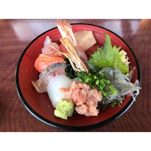 非常に美味しい海鮮丼でした。
席からは駿河湾が一望でき、景色も良かったです。清水駅からも近く、歩いて行けます。
また、マグロ館の中は飲食店が並んでいて選ぶのがとても大変でした。