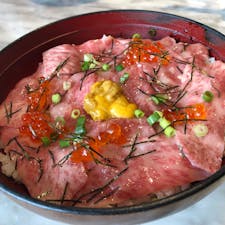 焼肉zenibaの生粋な牛トロ雲丹いくら丼🥢