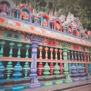 マレーシアのバトゥ洞窟！
カラフルで感動的でした🥺