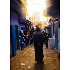 モロッコ、シャウエンの街中。
ベルベル人の後ろ姿が哀愁がある。