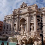 【イタリア🇮🇹】ローマ

トレヴィの泉

帰国後、イタリア育ちの友人から
「1番右上の窓はただの絵なんだよ、見た？」と。
写真を見て気付いた。
行く前に言ってくれよ。

観光地の事前知識は
あったほうがより楽しめる。

#イタリア°
#ローマ
#トレヴィの泉
#トレビの泉
#2017/02/20