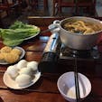 言葉も分からず適当に頼んだら４人前の鍋が…😭
他にも鶏のモミジ照り焼きとか頼んでしまって、とても食いきれる量じゃなかったな。
でも全部で2,000円くらいだったかな。
#ベトナム
#メコン
#カマウ