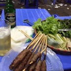 ハノイの路上レストランで食べたネムというツクネの串焼き。この日も暑く、氷を入れたビールがうまかった。
#ベトナム
#ハノイ
#ベトナム料理