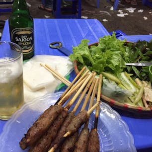 ハノイの路上レストランで食べたネムというツクネの串焼き。この日も暑く、氷を入れたビールがうまかった。
#ベトナム
#ハノイ
#ベトナム料理