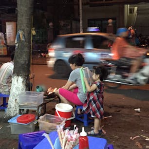 調理しているのが道端。
プラスチックケースの中に生のネムが入ってて冷蔵なんぞしてません。次の日お腹の調子が…でした。
#ベトナム
#ハノイ
#ベトナム料理