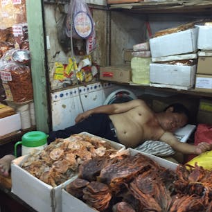 市場にて。スルメ売りのおじさん、って売ってないか… 夢の中
#ベトナム
#ホーチミン
#市場