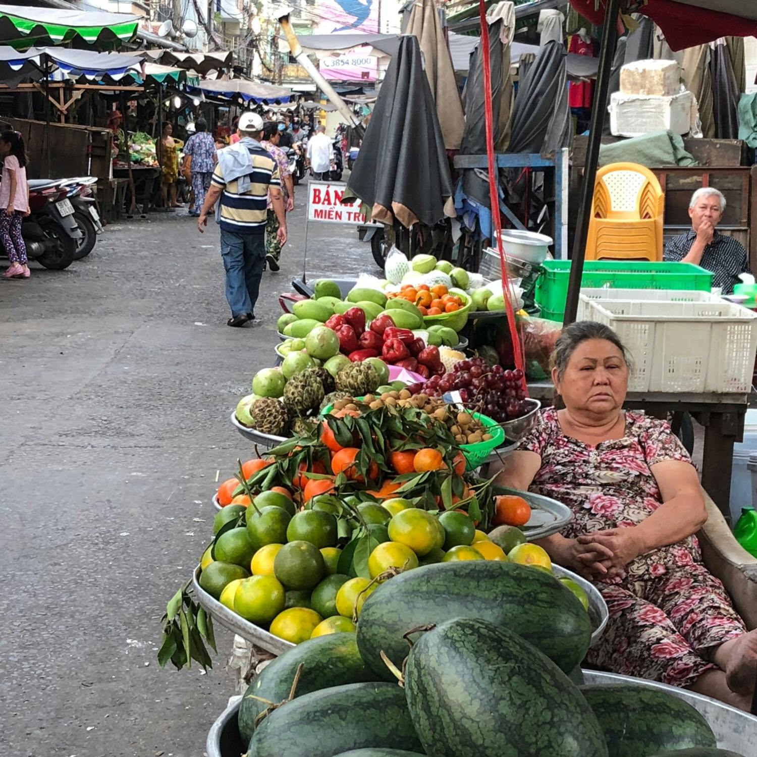 ホーチミン Ho Chi Minh の投稿写真 感想 みどころ 果物売りのオバさん 半分夢の中 ベトナム ホーチミン トリップノート ホーチミン Ho Chi Minh の投稿写真 感想 みどころ 果物売りのオバさん 半分夢の中 ベトナム ホーチミン トリップノート