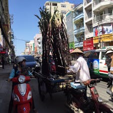 サトウキビジュース売りのおじさん
ボロボロのバイクにリアカーつないで、その上でサトウキビを絞ってます。
#ベトナム
#ホーチミン
#サトウキビジュース