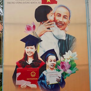 ザ・ベトナム
街頭看板、子供を抱いているのはホーチミンさん
#ベトナム
#ホーチミン
#ベトナム初代主席