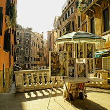 イタリア、ベネツィアの橋の上。