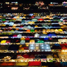 【タイ🇹🇭】バンコク

タラートロットファイ・ラチャダー

5人で行ったから
ひとり1品買うだけで色々食べられて
楽しかったし美味しかった。

ここでの思い出は
行きのトゥクトゥクに無理やり5人で乗ったこと。
たまったま大学の友人に遭遇したこと。
そしてその友人がケータイをスられたので
警察に同行したけど相手にしてくれなかったこと。

#タイ°
#バンコク
#タラートロットファイラチャダー
#2019/02/01