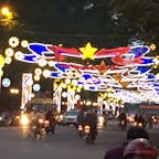 ベトナム歳末の風景。道路がライトアップされます。赤バックに黄色の星は外せないデザイン。
#ベトナム
#ホーチミン
#歳末