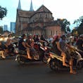 ベトナム歳末の風景。みんなどこに行くのかな。それにしても3人乗りバイクの比率❗️
#ベトナム
#ホーチミン
#歳末