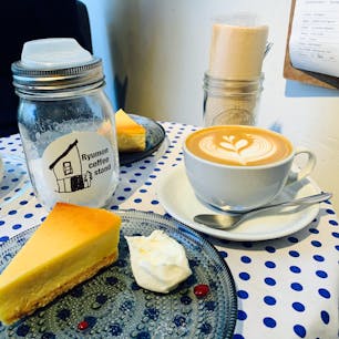 Ryumon coffee stand ☕️🧀

落ち着いたお洒落な雰囲気でチーズケーキが
とても美味しかったです😭✨

#吉祥寺カフェ