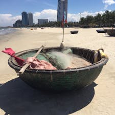 ダナンの海岸。貸しボートかと思ったら中に魚網が。
#ベトナム
#Da_Nang