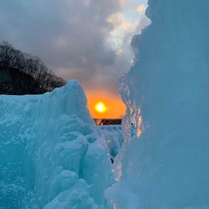 支笏湖 氷濤まつり❄️
支笏湖の水をスプリンクラーで吹き付けて大きな氷のオブジェを作っているそう👏🏻
夕方に行ったので日中から日の入り、夜と違った顔を見せる氷濤を見ることができました。