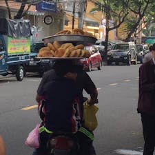 パン売りの親子。2人とも頭にパンを乗せてバイクに2人乗り。落とさぬようにソロソロ走って行きました。
#ベトナム
#Da_Nang