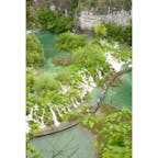 クロアチア、プリトヴィツェ湖群公園。
上から見るとエメラルドの湖の色、自然に出来た滝の美しさが目を惹きます。
