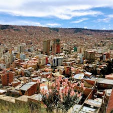ボリビア、ラパス。
キリキリの丘ではすり鉢状になってる首都がとてもわかりやすく見渡せます。