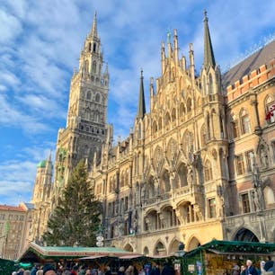 ミュンヘン マリエン広場🇩🇪
クリスマスシーズンのドイツは最高！の一言。
夜にはこの写真の新市庁舎の塔にも上り、上から賑わうマーケットを眺めることもできました😌