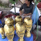 ベトナム陶器の里、バッチャン村。
ワールドカップサッカーの年だったのでトロフィーのレプリカが至る所で売られてた。買う人いるのかな？
#ベトナム
#Bat_Trang