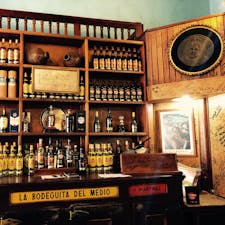 ハバナ、キューバ

正面の棚には、アーネスト・ヘミングウェイの直筆サインとともに、彼の愛したバーの名とカクテルの名が。。ここはその一つ。

My mojito in La Bodeguita.
My daiquiri in El Floridita.
Ernest Hemingway