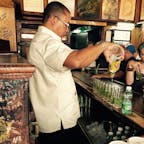 ハバナにあるバー、La Bodeguita

ヘミングウェイの助言にしたがって、本場のモヒートを一杯。