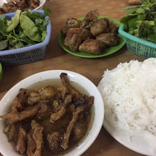 ブンチャーハノイ、ベトナムのつけ麺。甘酸っぱいスープの中にあみ焼きポークがたっぷり。麺の量も多く食べごたえ十分。
#ベトナム
#Ha_Noi