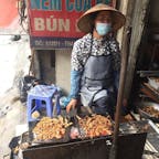 ブンチャーハノイの具材を調理するおばさん。店の前の炭火コンロで大量の豚肉を焼く。あたり一面に良い匂いが漂う。
#ベトナム
#Ha_Noi
