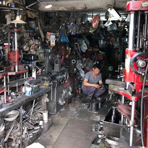 ハノイ下町ブラブラ歩き。
何の修理屋かよくわからんお店。
#ベトナム
#Ha_Noi
#Dong_Xuan