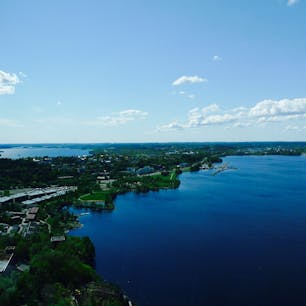 フィンランドのタンペレにあるタワーの展望台からの眺め。初夏の深い緑と青い海。今頃はこんな感じなのでしょう。