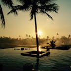 ゴア、インド

インド洋に沈みつつある夕陽とインフィニティプール。
水田に囲まれたホテルですが、土手を焼いている煙が。。。それがまた良かったりして。
