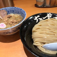 【東京】六厘舎
(東京駅一番街B1F東京ラーメンストリート)

＊つけめん

スープが濃厚！
麺が太いから、少食の私には食べきれないボリューム感。
トッピングに豚ほぐし頼んでみたけど美味しかった！

ランチ時だとめちゃめちゃ行列。
この時は15時くらいに行ったけど
それでも2.3人並んでた。

#東京°
#東京グルメ°
#ラーメンストリート
#六厘舎
#つけめん
#2020/02
