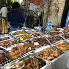 路上の飯屋。おかずを選ぶとごはん、スープ、生野菜がセットになった定食で出してくれる。
#Myanmar
#Yangon