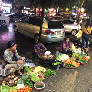 ヤンゴン路上の野菜売りのおばちゃん達
#Myanmar
#Yangon