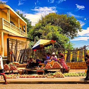 マダガスカルのエホアラの露店。