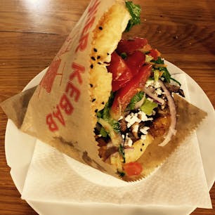 トルコ移民の多いベルリンのB級グルメの一つ、ゲミューゼケバブ。ゲミューゼはドイツ語で野菜。たくさんの野菜とともに、チキンケバブとサイコロ状の素揚げ野菜、フェタチーズ、特製ソース。一度食べてファンになりました。